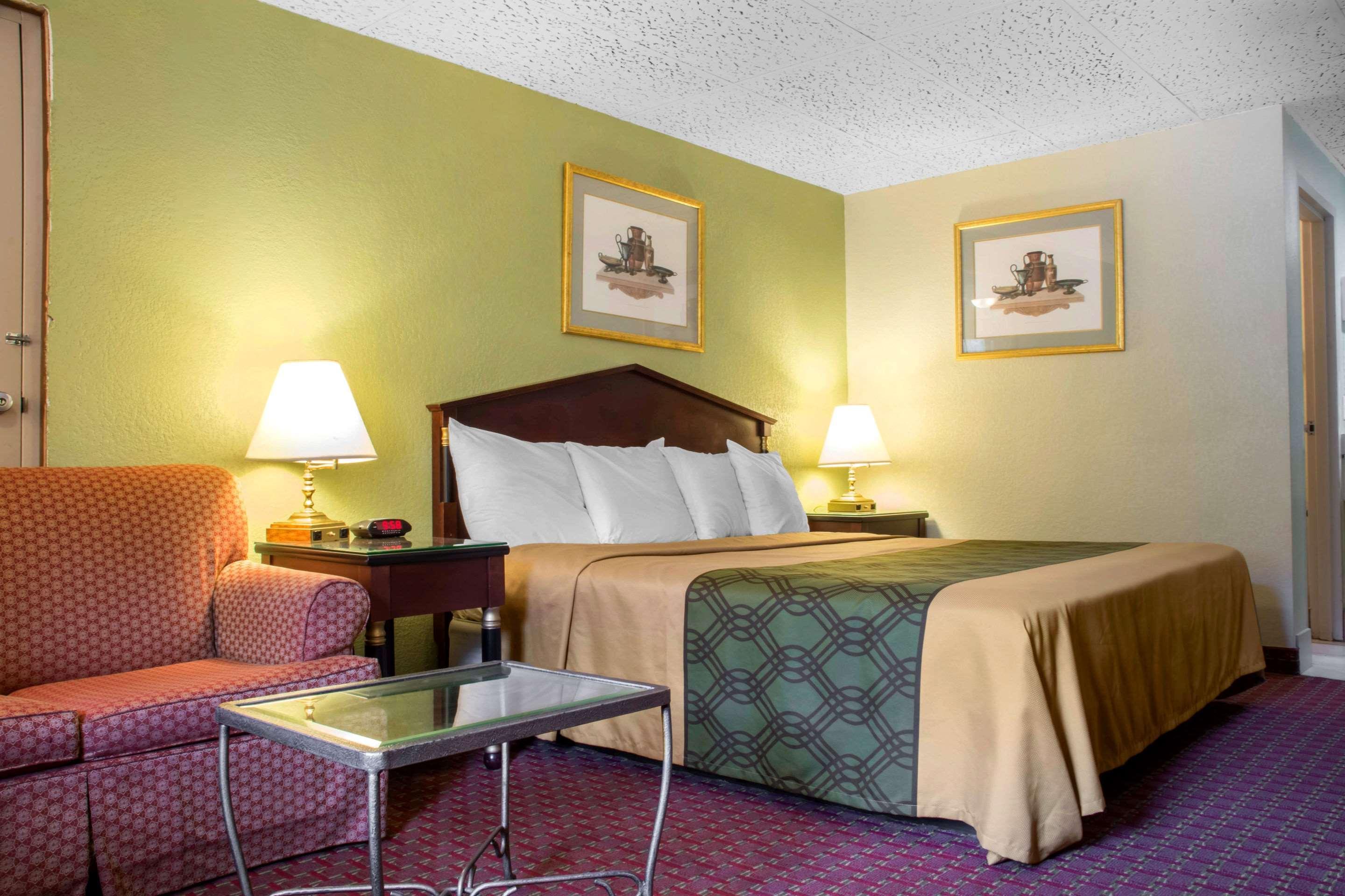 Econo Hotel 3*