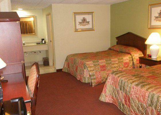 Econo Hotel 3*